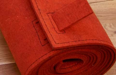 Filt sæde udrullet på trappe